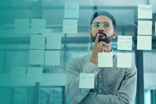 Meistere deine Restrukturierung mit Klarheit und den richtigen Menschen.